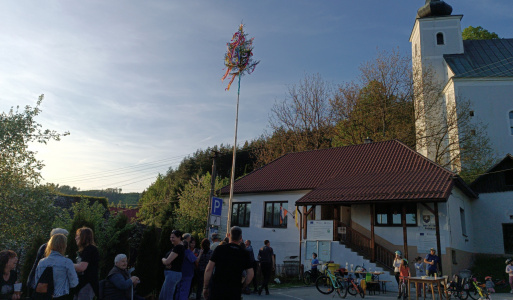 Stavanie mája 
